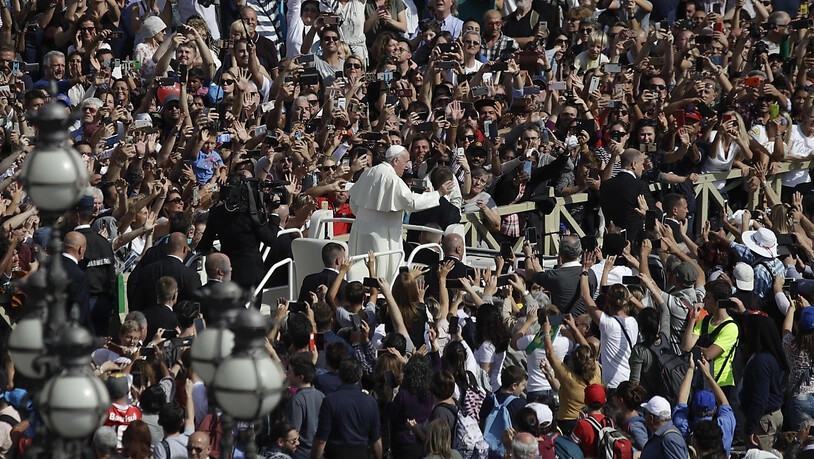 Papst Franziskus begegnet auf dem Petersplatz den zu Tausenden angereisten Pilgerinnen und Pilgern.
