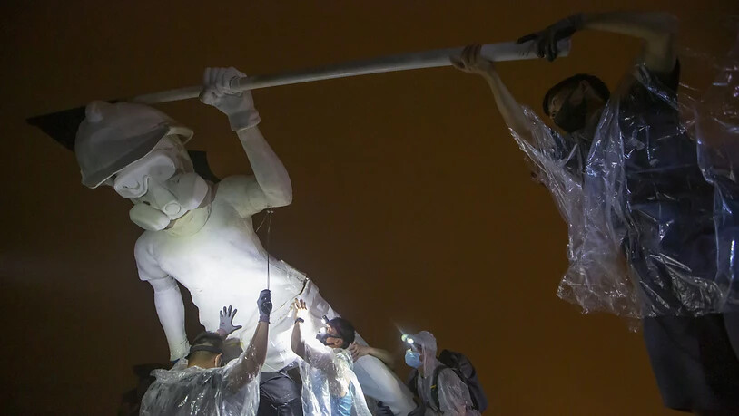 Demokratie-Aktivisten haben auf dem Gipfel des Lion Rock eine vier Meter hohe Statue als Symbol der Freiheit errichtet.