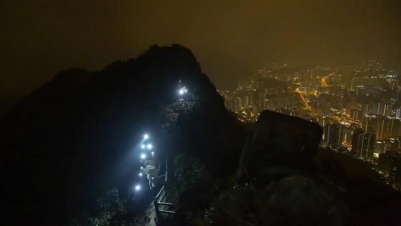 Freiwillige hatten die 80 Kilo schwere Freiheitsstatue in der Nacht zu Sonntag in zwei Teilen auf den Hongkonger Berg Lion Rock getragen.