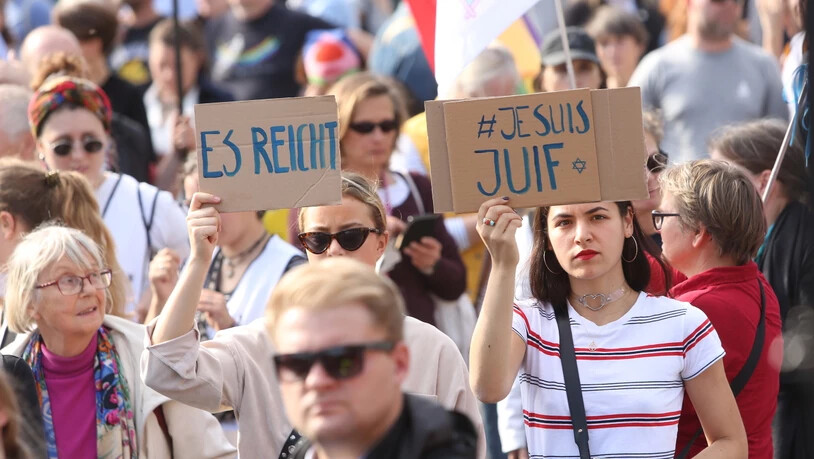 Tausende Menschen haben in Berlin gegen Antisemitismus und rechte Gewalt demonstriert.