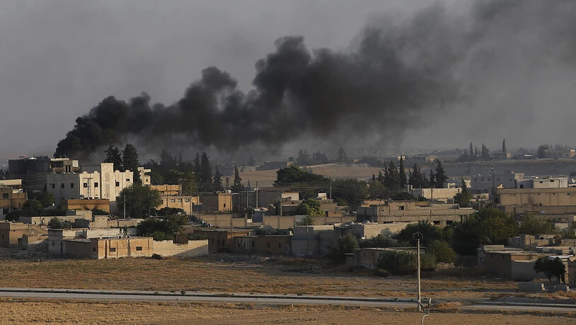 Blick von der türkischen Grenze aus: Brände in der syrischen Stadt Tall Abjad nach Bombardierungen durch die türkische Armee.