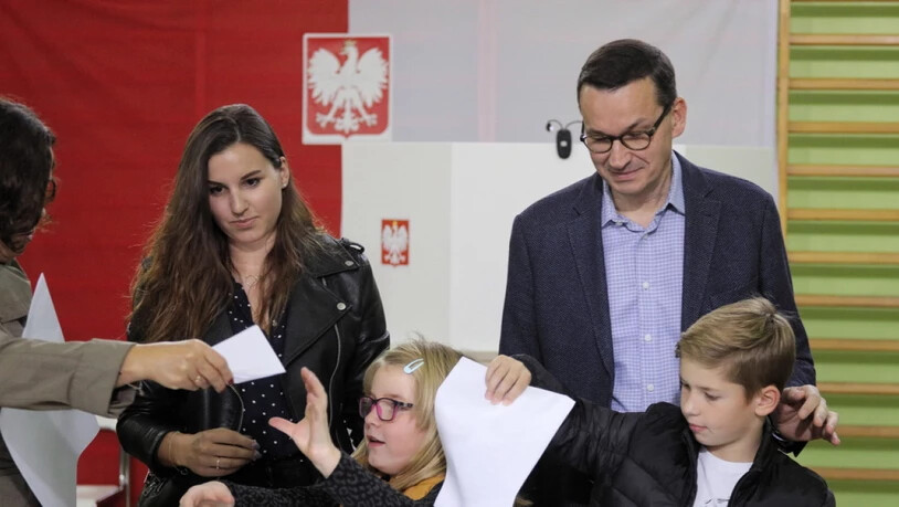Polens Ministerpräsident Mateusz Morawiecki mit Familie am Sonntag bei der Stimmabgabe - die Regierungspartei Recht und Gerechtigkeit (PiS) von Morawiecki errang bei der Parlamentswahl ersten Prognosen zufolge einen klaren Sieg.