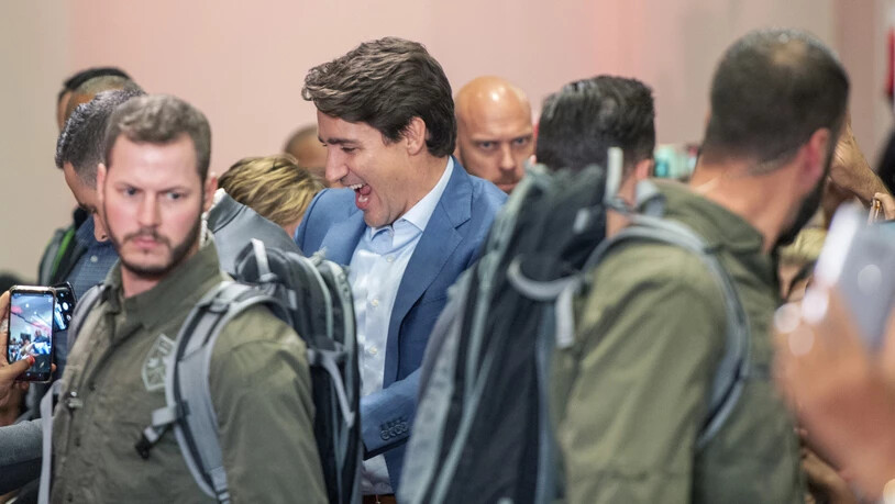Sicherheitskräfte umgeben den kanadischen Premierminister Justin Trudeau bei einem Wahlkampfauftritt am Samstag in Ontario.