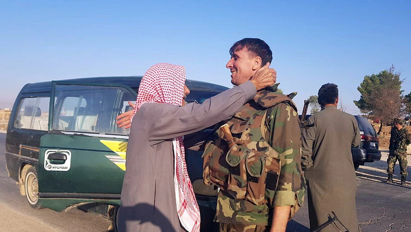 Syrische Regierungstruppen haben in Kurdengebieten nahe der Grenze zur Türkei Stellung bezogen. Sie wurden in der Stadt Tall Tamar nordwestlich von Al-Hassaka von Einwohnern begrüsst.