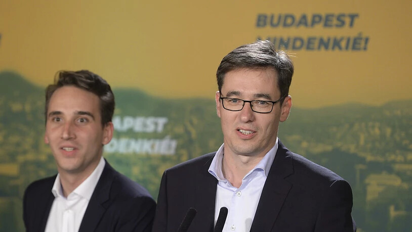 Gergely Karacsony (r), der Kandidat der Opposition, ist bei den Kommunalwahlen in Ungarn  Oberbürgermeister von Budapest geworden.