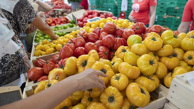 Viel Gemüse und Obst gehen verloren bevor sie im Handel landen. (Archivbild)