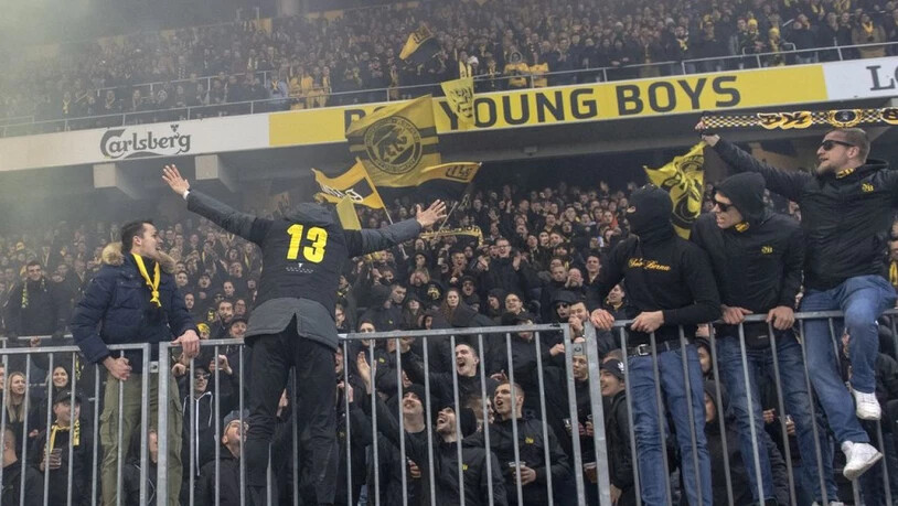 Am Tag nach dem Angriff auf Polizisten feierten YB-Fans ihre Helden gewaltlos im Berner Stade de Suisse. (Archivbild)
