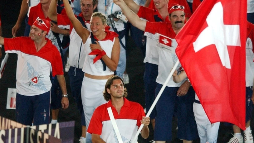 Sportlich ein Fiasko, aber starke Emotionen als Fahnenträger: 2004 in Tokio scheiterte Federer in der 2. Runde am damals völlig unbekannten Tomas Berdych