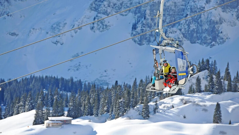 Das grosse Warten auf Schnee: Die Glarner Wintersportorte hoffen auf traumhafte Aussichten.