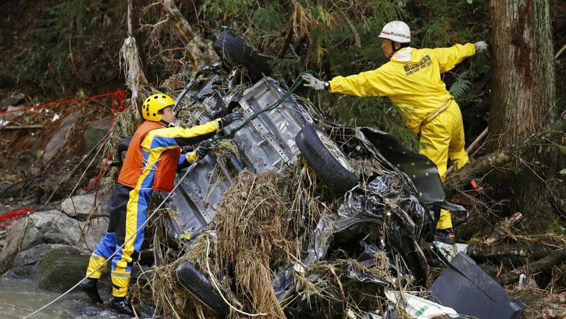 Rettungskräfte bergen nach dem Taifun "Hagibis" ein Autowrack aus einem Fluss bei Koriyama in der Nähe von Fukushima.