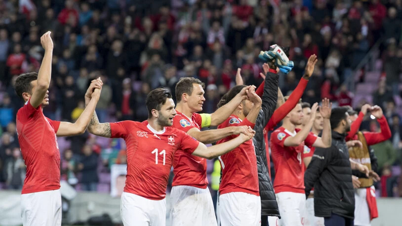 Gross ist die Freude über den Sieg: Die Schweizer lassen sich vom Genfer Publikum feiern