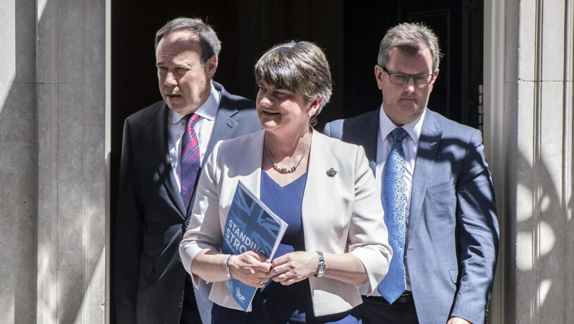 Arlene Foster (Mitte), Chefin der nordirischen DUP: Ihre Partei könnte am Schluss das Zünglein an der Wage sein, um das Brexit-Abkommen durchs britische Unterhaus zu bekommen. (Archiv)