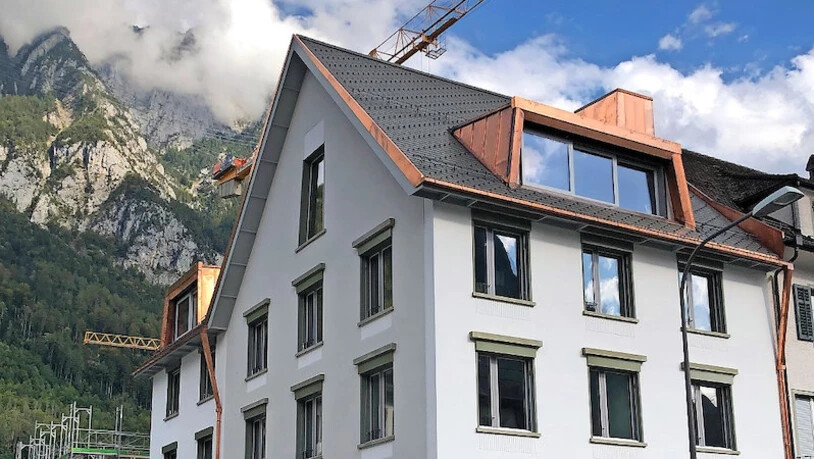 Der Endspurt steht noch an: Die neue GRB-Filiale an der Burgstrasse in Glarus ist schon fast fertig. Am 26. Oktober wird sie eröffnet.