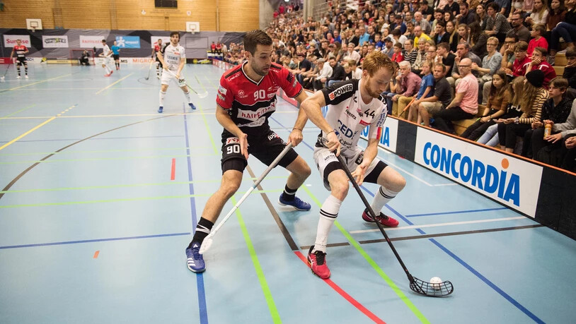 Kampf um den Ball am Unihockey-Derby Chur - Malans.