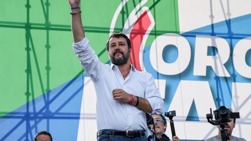 Lega-Chef Matteo Salvini führt in Rom eine Demonstration des Mitte-Rechts-Lagers gegen die Regierung an.