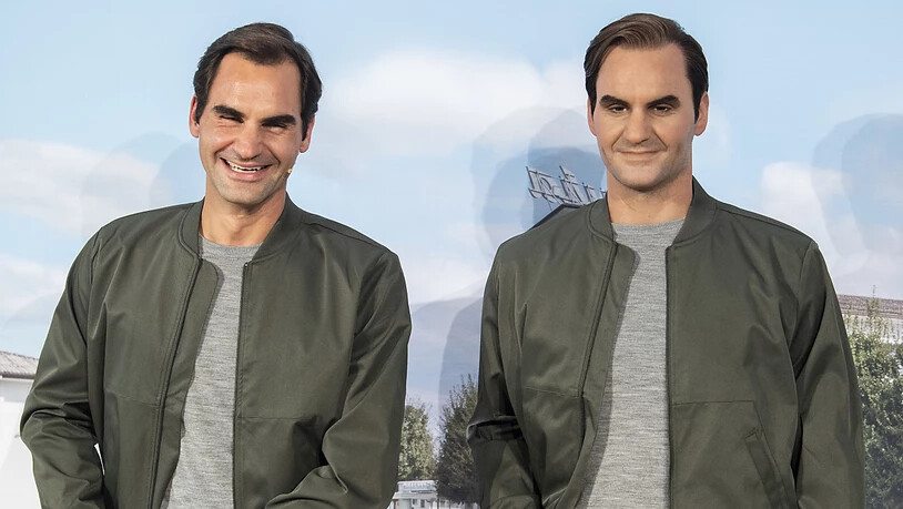 Roger Federer begegnet an einem Sponsoren-Termin seinem künstlichen Ebenbild - und wird über das Resultat der Swiss-Indoors-Auslosung informiert