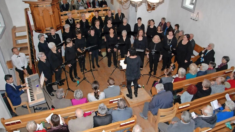 Volle Kirche: Die vielen, persönlich eingeladenen Gäste lauschen den Vorträgen der Frauenchöre.