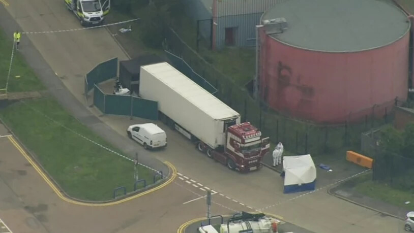 Die britische Polizei hat 39 Leichen in einem Lastwagen in einem Industriegebiet östlich von London entdeckt. Die Leichen wurden im Container-Auflieger gefunden.