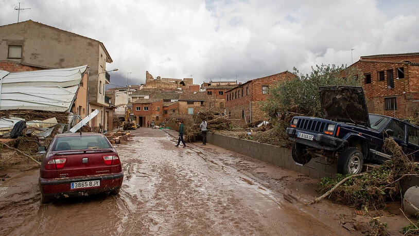 Zerstörte und verschmutzte Strassen und Häuser in Katalonien: schwere Unwetter forderten ein Todesopfer. Fünf Menschen werden vermisst.
