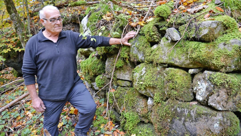 Jakob Leuzinger zeigt beim Schwellstein, bis wohin gestaut wurde, damit das Eisenerz bis zum Pochwerk verschifft werden konnte.