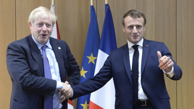 Der britische Premierminister Boris Johnson (links) schüttelt die Hand von Frankreichs Staatschef Emanuel Macron: Dem Vernehmen nach soll Frankreich nun doch einer dreimonatigen Verschiebung des Brexits bis Ende Januar zustimmen. (Archiv)