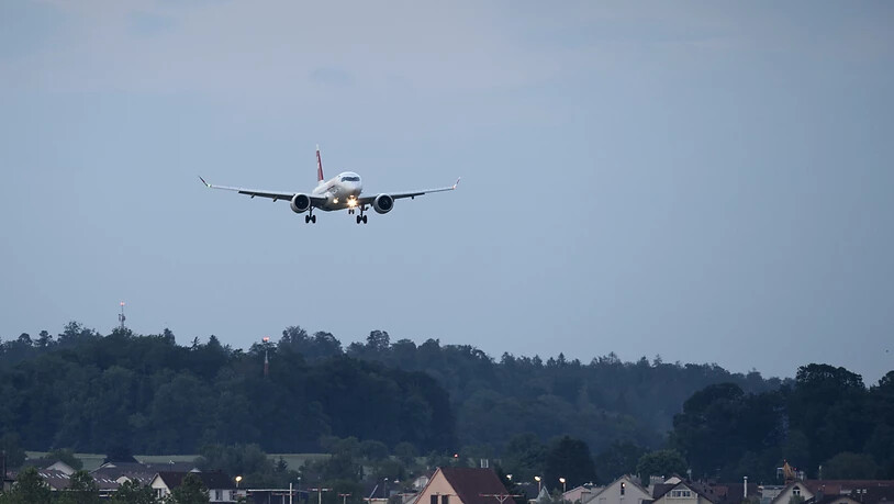 Die Airbus A220-Piloten müssen aus Sicherheitsgründen in grosser Höhe vom Gas gehen.