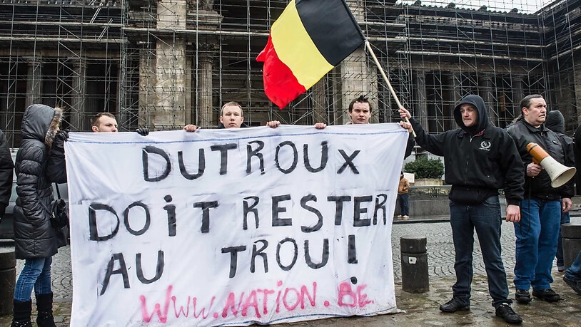 Demonstrationen in Brüssel vor dem Justizpalast im Jahre 2013: Damals hatte der Mädchen-Mörder Marc Dutroux einen Antrag auf Haftentlassung eingereicht. (Archiv)