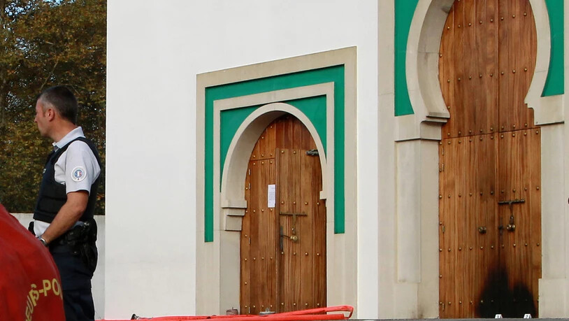 Die Türe zur Moschee in Bayonne nach der Tat. Ein 84-Jähriger wurde festgenommen.