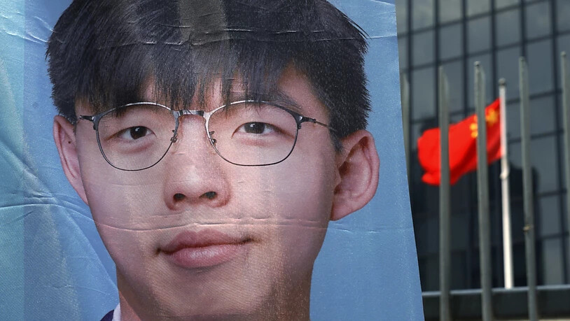 Der bekannte Demokratieaktivist Joshua Wong ist von den nächsten Wahlen in Hongkong ausgeschlossen worden. (Archivbild)