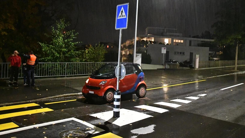 Eine Velofahrerin hielt vor dem Fussgängerstreifen an und wurde dabei von einem Auto angefahren.