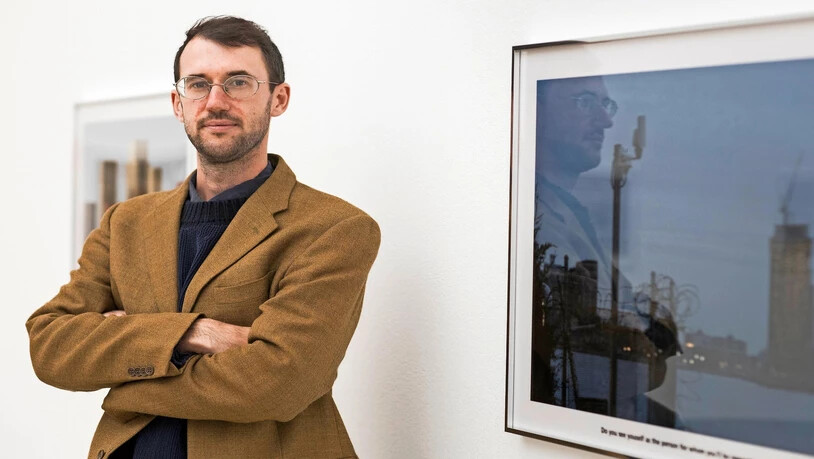 «Siehst du dich selbst als die Person, als die du erinnert werden möchtest?»: Sam Pulitzer posiert neben Foto mit dieser Frage. 