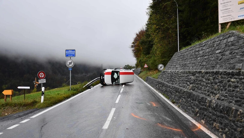 In der Linkskurve drehte es das Auto eines 25-jährigen Fahrers und kam seitlich zum Stillstand.