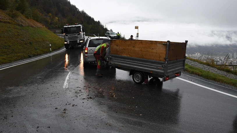 Der Anhänger dieses Fahrzeuges kippte beim Araschgerrank.