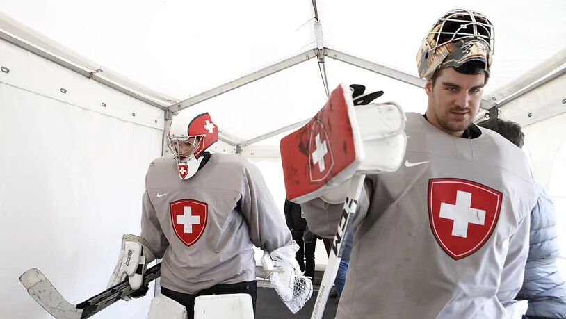 Die beiden Schweizer Nationalgoalies Reto Berra (rechts/Fribourg-Gottéron) und Leonardo Genoni (EV Zug) besitzen bei ihren Klubs noch bis zum Ende der Saison 2023/24 laufende Verträge