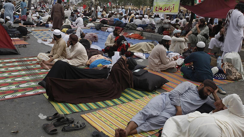 Anhänger des konservativen Klerikers Maulana Fazlur Rehman und seiner Partei Jamiat Ulema-e-Islam (JUI-F) sowie weiterer Oppositionsparteien blockieren mit einem Protestlager die pakistanische Hauptstadt Islamabad. Sie fordern den Rücktritt von…