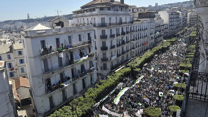 Zehntausende Algerier gehen in der Hauptstadt Algier gegen die Präsidentenwahl auf die Strasse-