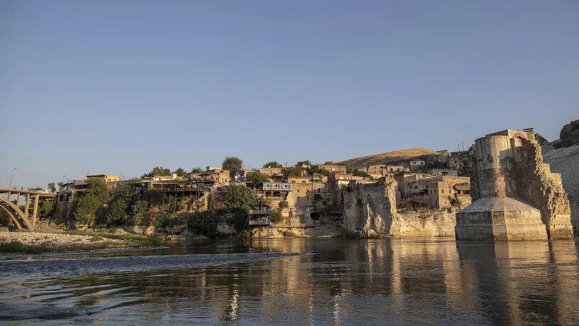 Die 12'000 Jahre alte Kulturstätte Hasankeyf liegt in einer einzigartigen Kulturlandschaft am Fluss Tigris. Durch die Inbetriebnahme des rund 70 Kilometer entfernten Ilisu-Staudamms wird die Stadt voraussichtlich bis Ende Jahr im Wasser versinken.