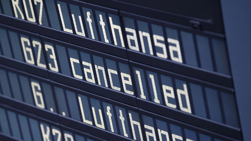 Bei der Lufthansa haben die Flugbegleiter am Freitag ihren zweitägigen Streik fortgesetzt. Wie am Vortag fielen hunderte Flüge aus.