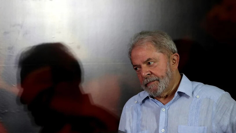 Wegen Korruption verbüsst Ex-Präsident Lula eine achtjährige Freiheitsstrafe. Nun hat ein Richter Lulas vorläufige Entlassung angeordnet.
Lula soll von einem Bauunternehmen die Renovierung eines Luxus-Appartements angenommen haben. Er dementiert die…