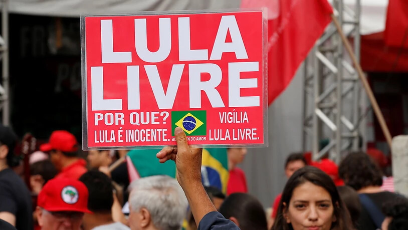 Demonstranten haben vor dem Gefängnis auf die Freilassung des brasilianischen Ex-Präsidenten Lula da Silva gewartet.