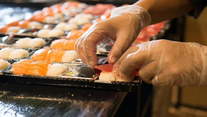 Dem Sushi Chef im Migros Gäuggeli in Chur auf die Finger geschaut.