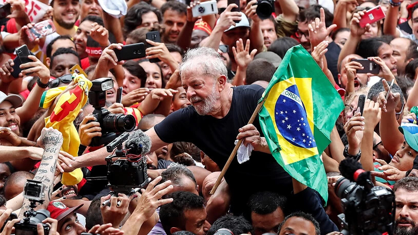 Brasiliens Ex-Präsident Lula da Silva ist einen Tag nach seiner Freilassung von Anhängern als Held gefeiert worden.