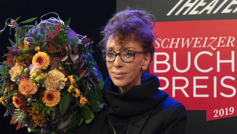 Die gebürtige Deutsche und in der Schweiz lebende Autorin Sibylle Berg  wird für ihre "eispickelharte Gesellschaftskiritk "GRM. Brainfuck." mit dem Schweizer Buchpreis 2019 geehrt.
