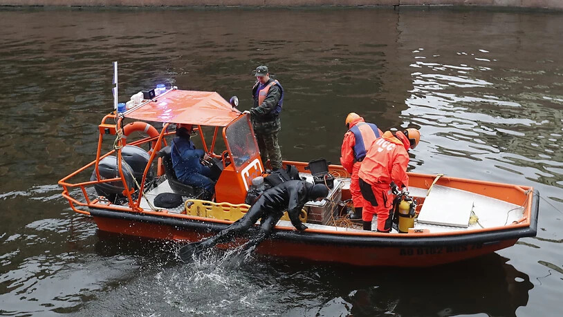 Taucher suchen am Sonntag im Fluss Moika in St. Petersburg nach Leichenteilen.
