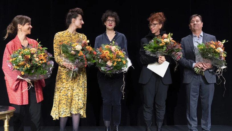 Sibylle Berg (zweite von rechts) hat den Schweizer Buchpreis gewonnen. Neben ihr nominiert waren Tabea Steiner, Simone Lappert, Ivna Žic und Alain Claude Sulzer (von links nach rechts). Der Hauptpreis ist mit 30'000 Franken dotiert; die Nominierten…