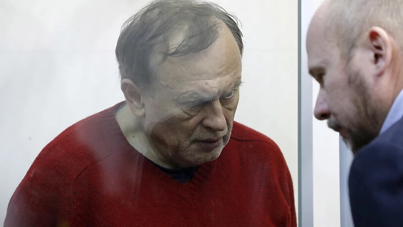 Oleg Sokolov (links) lauscht am Montag den Worten seines Anwalts im Gericht in St. Petersburg. Er bleibt wegen Mordverdachts bis mindestens am 8. Januar in U-Haft.