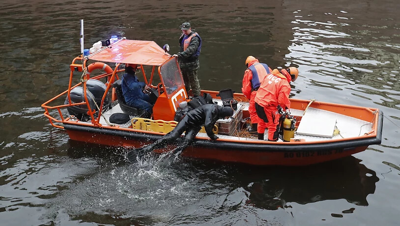 Rettungstaucher an der Arbeit im Fluss Moika in St. Petersburg, wo sie am Samstag in einem Rucksack des Historikers Oleg Sokolow Leichteneile einer ehemaligen Studentin fanden.