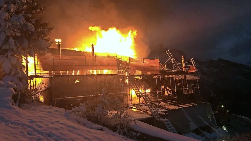 Am frühen Samstagmorgen: Das «Stockhaus» geht oberhalb von Mollis in Flammen auf.