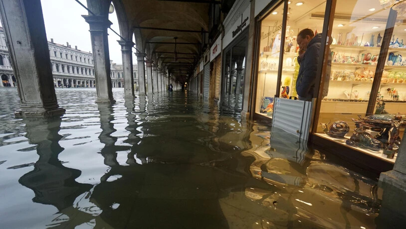 Mitarbeiter von Einkaufsgeschäften am berühmten Markusplatz in Venedig standen knöcheltief im Wasser.