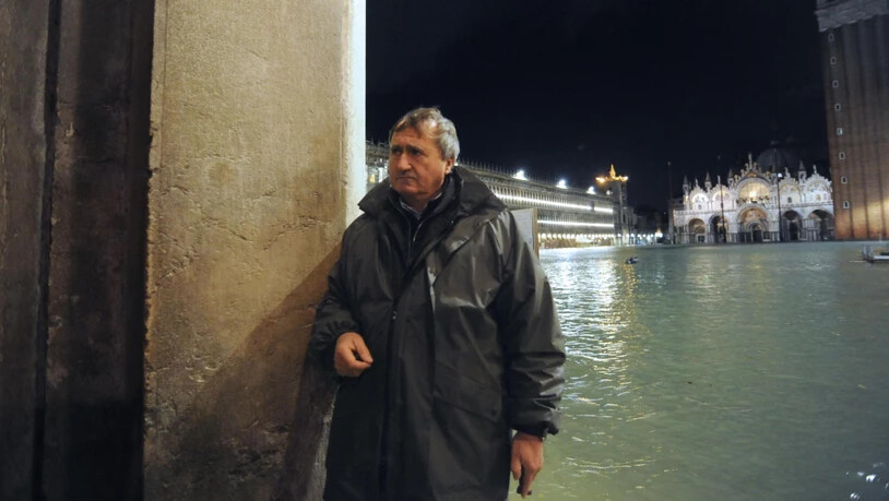 "Unauslöschliche Spuren": Venedigs Bürgermeister Luigi Brugnaro in der überfluteten Stadt.